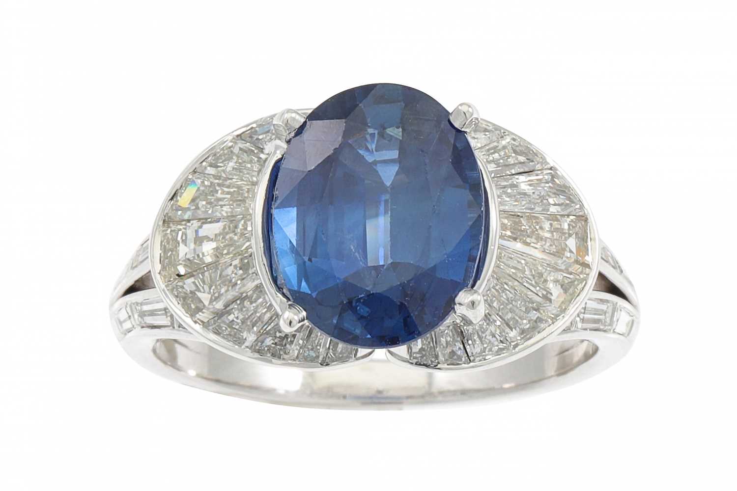 Lot 366 - A SAPPHIRE AND DIAMOND RING, the sapphire to...