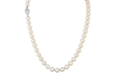 Lot 131 - A SET OF CULTURED PEARLS, to a diamond set...