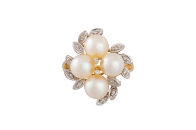 Lot 42 - A DIAMOND AND PEARL CLUSTER RING, set with...