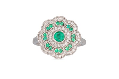 Lot 44 - A DIAMOND AND EMERALD CLUSTER RING, the...