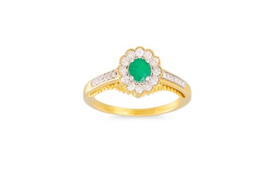 Lot 51 - A DIAMOND AND EMERALD TARGET RING, the round...