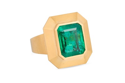 Lot 195 - AN EMERALD RING, the trap cut emerald to a...
