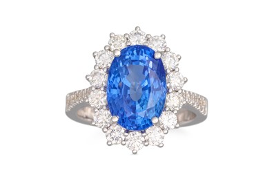 Lot 196 - A DIAMOND AND SAPPHIRE CLUSTER RING, the oval...