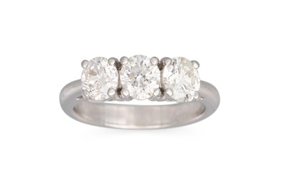 Lot 202 - A THREE STONE DIAMOND RING, the brilliant cut...