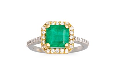 Lot 204 - A DIAMOND AND EMERALD CLUSTER RING, the square...