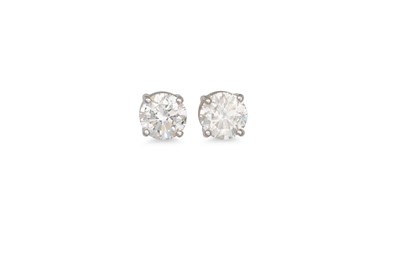 Lot 249 - A PAIR OF DIAMOND STUD EARRINGS, the brilliant...