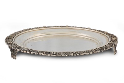 Lot 538 - A MODERN ROYAL IRISH SILVER 'CIRCULAR' SALVER,...