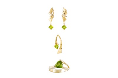 Lot 56 - A SUITE OF PERIDOT JEWELLERY, comprising a...