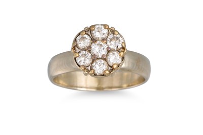 Lot 170 - A VINTAGE DIAMOND CLUSTER RING, circular form,...