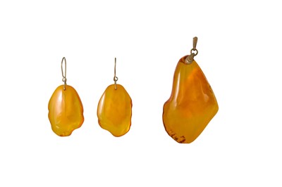 Lot 58 - RUSSIAN AMBER JEWELLERY PIECES; consisting of...