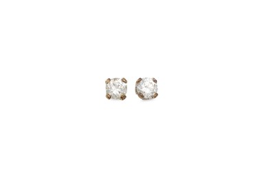 Lot 103 - A PAIR OF DIAMOND SOLITAIRE STUD EARRINGS,...