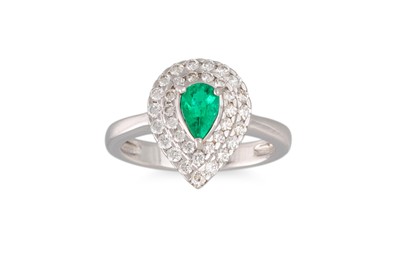 Lot 105 - A DIAMOND AND EMERALD CLUSTER RING, the pear...