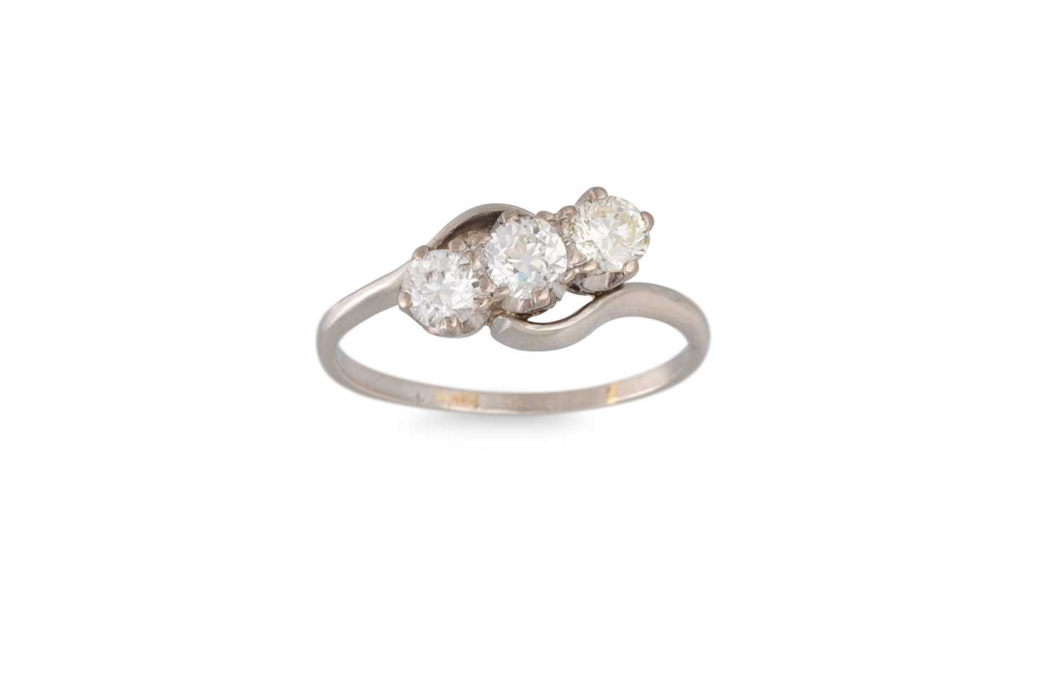 Lot 106 - AN ANTIQUE DIAMOND THREE STONE RING, of twist...