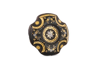 Lot 117 - AN ANTIQUE BROOCH, with gold inlay
