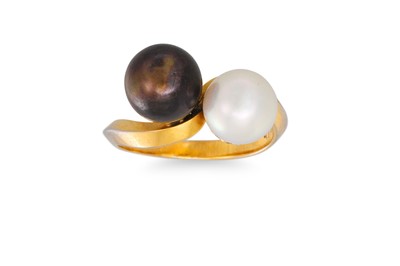 Lot 211 - AN 18CT GOLD AND PEARL RING, set with white...