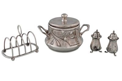 Lot 554 - AN ART NOUVEAU TWIN HANDLED SUGAR BOWL,...