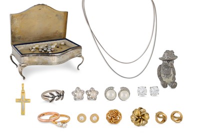 Lot 532 - A GEORGE V SILVER SERPENTINE FRONTED JEWELLERY...