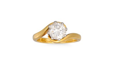 Lot 257 - A VINTAGE DIAMOND SOLITAIRE RING, of cross...