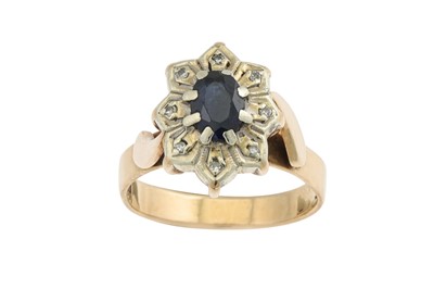 Lot 423 - A VINTAGE DIAMOND AND SAPPHIRE DRESS RING,...