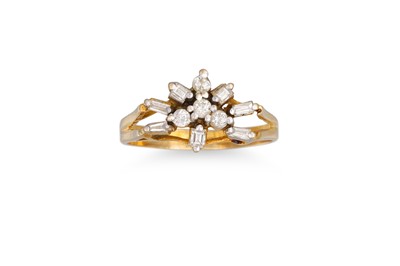Lot 165 - A DIAMOND CLUSTER RING, set with brilliant cut...
