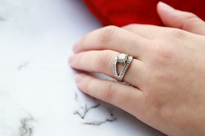 Lot 232 - A DIAMOND SOLITAIRE RING, the brilliant cut...