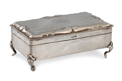 Lot 522 - AN EDWARDIAN SILVER RING BOX, gilt interior on...