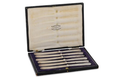 Lot 524 - A SET OF SIX GEORGE V SILVER HANDLE BUTTER...