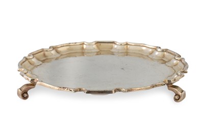 Lot 526 - A MID 20th CENTURY SMALL CIRCULAR TRAY, on...