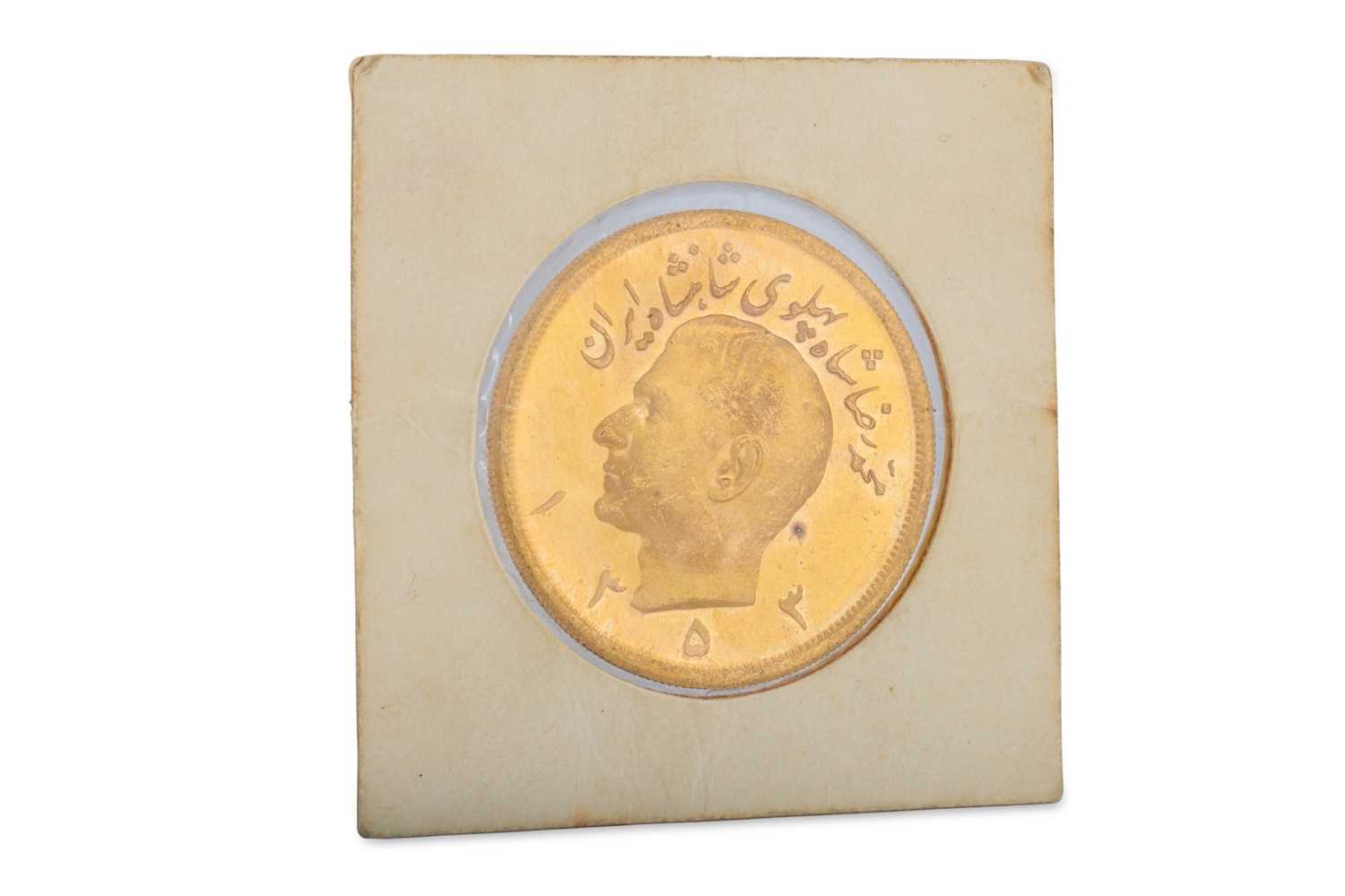 Lot 428 - A PERSIAN 5 PAHLAVI GOLD COIN, 1974, 36.61 g.