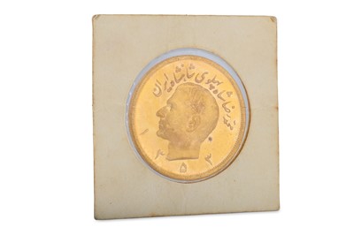 Lot 428 - A PERSIAN 5 PAHLAVI GOLD COIN, 1974, 36.61 g.