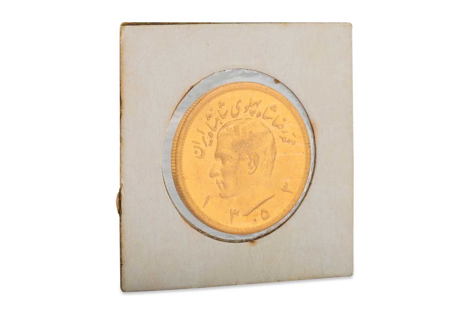 Lot 429 - A PERSIAN 2.5 PAHLAVI GOLD COIN, 1974 case, 22 g.