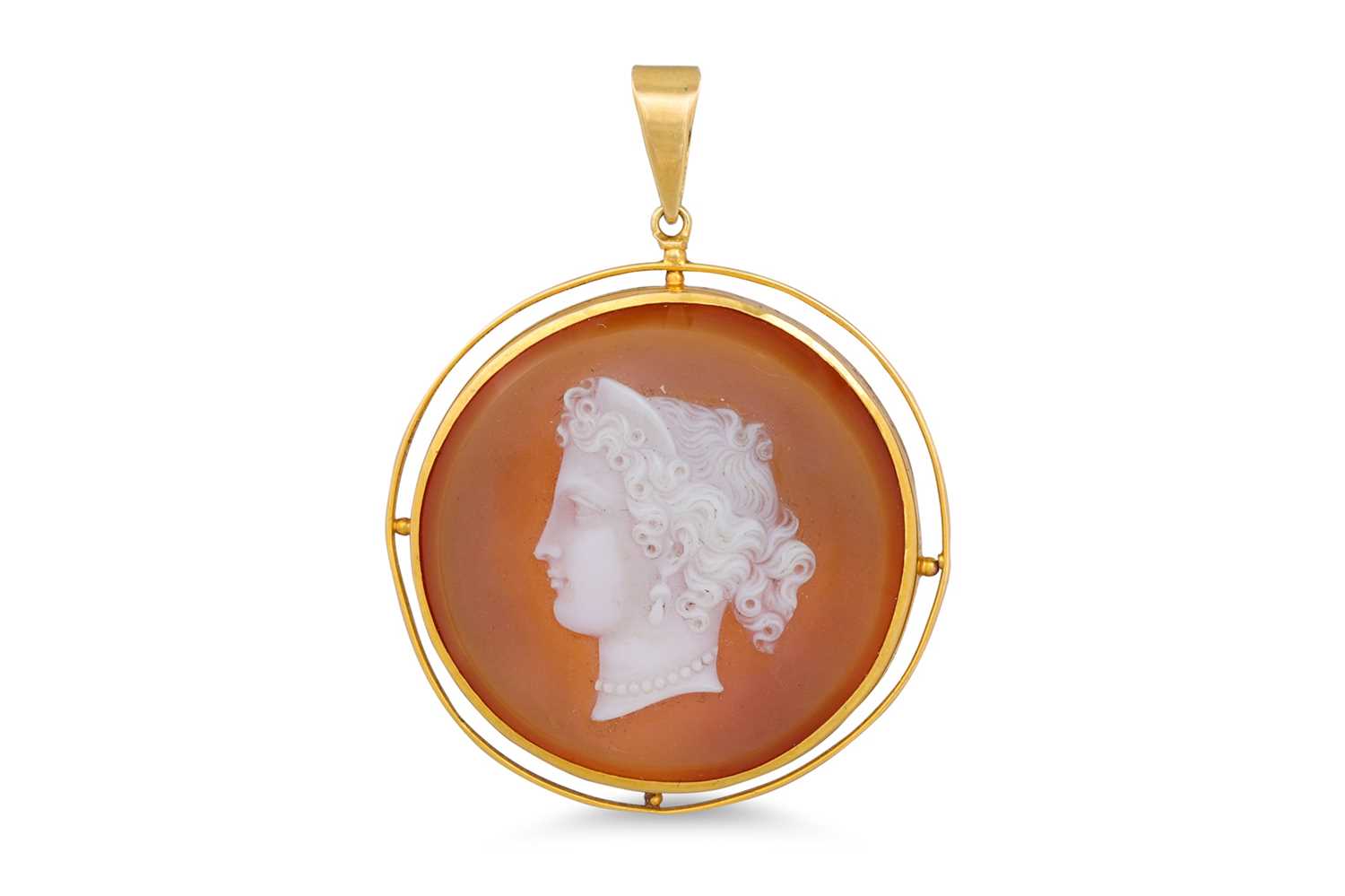 Lot 334 - AN ANTIQUE SHELL CAMEO PENDANT, depicting a...