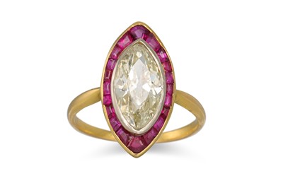 Lot 340 - A DIAMOND AND RUBY RING, the marquise diamond...