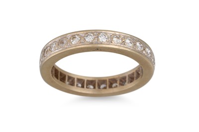 Lot 343 - A DIAMOND ETERNITY RING, the circular diamonds...