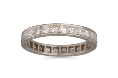 Lot 344 - A VINTAGE DIAMOND ETERNITY RING, the eight cut...