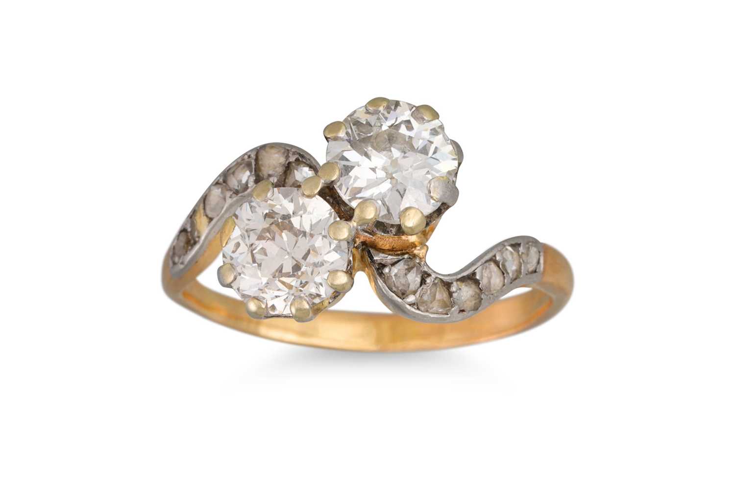 Lot 345 - AN ANTIQUE DIAMOND 'TOI ET MOI' RING, the old...