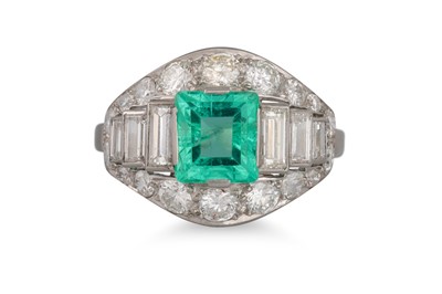 Lot 347 - AN EMERALD AND DIAMOND RING, the rectangular...