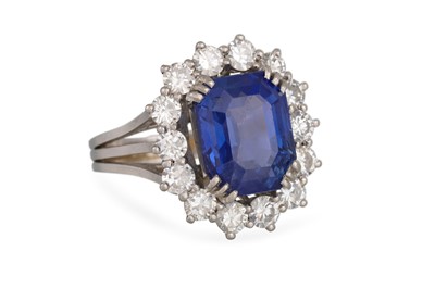 Lot 350 - A SAPPHIRE AND DIAMOND CLUSTER RING, the...