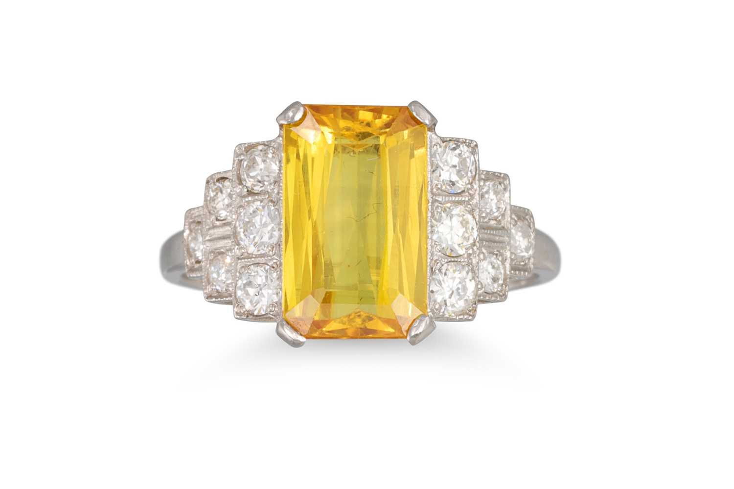 Lot 121 - A YELLOW SAPPHIRE AND DIAMOND CLUSTER RING,...