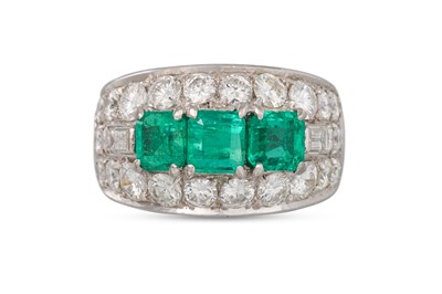 Lot 212 - AN EMERALD AND DIAMOND RING, the three trap...