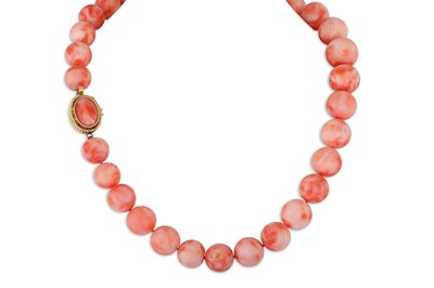 Lot 115 - A CORAL BEADED NECKLACE, the round beads to a...