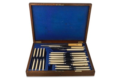 Lot 433 - AN EDWARDIAN CASED ANTIQUE BONE HANDLED...