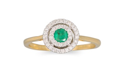 Lot 26 - A DIAMOND AND EMERALD CLUSTER RING, the round...