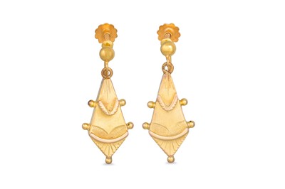Lot 27 - A PAIR OF ANTIQUE 9CT GOLD DROP EARRINGS,...