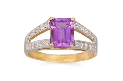 Lot 72 - A DIAMOND AND AMETHYST RING, the rectangular...