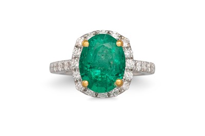 Lot 354 - AN EMERALD AND DIAMOND CLUSTER RING, the oval...