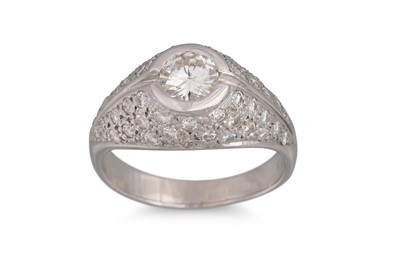 Lot 358 - A DIAMOND CLUSTER RING, the brilliant cut...