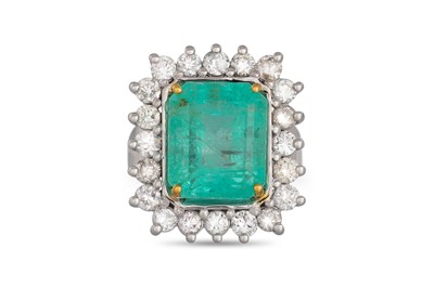 Lot 359 - AN EMERALD AND DIAMOND CLUSTER RING, the step...