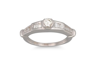 Lot 362 - A DIAMOND RING, the brilliant cut diamond to...