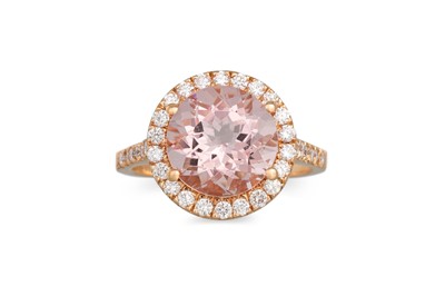 Lot 294 - A MORGANITE AND DIAMOND RING, the round...